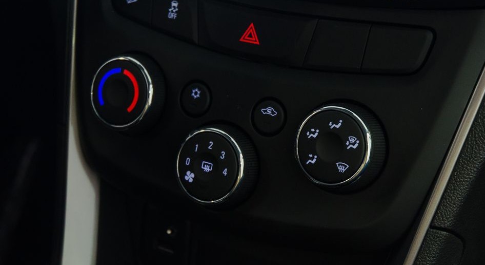 Đánh giá xe Chevrolet Trax 2017: Hệ thống điều hòa chỉnh cơ 1 vùng 1