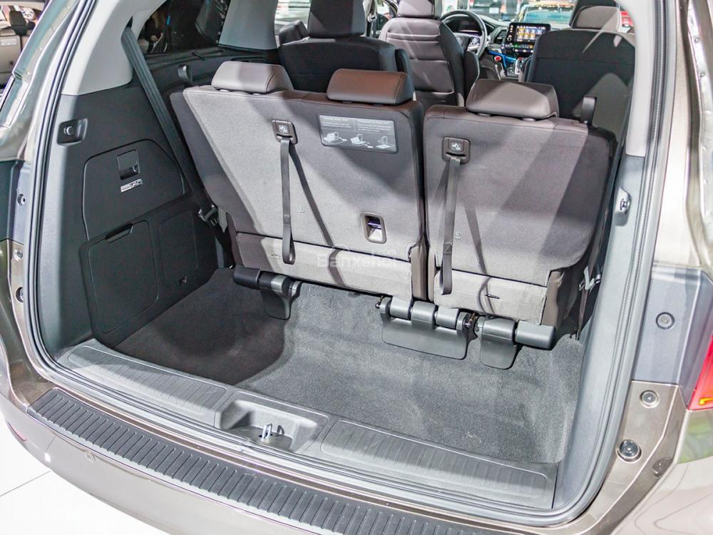 Đánh giá xe Honda Odyssey 2018: Khoang hành lý trên xe khá rộng rãi.