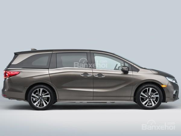 Đánh giá xe Honda Odyssey 2018: Thân xe có kích cỡ dài.