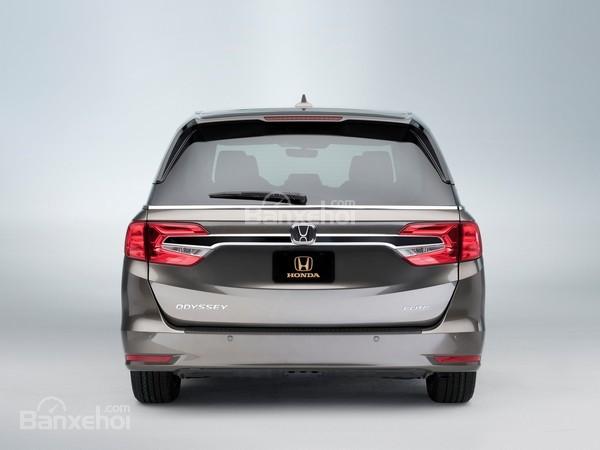 Đánh giá xe Honda Odyssey 2018: Đuôi xe khá vuông vức.