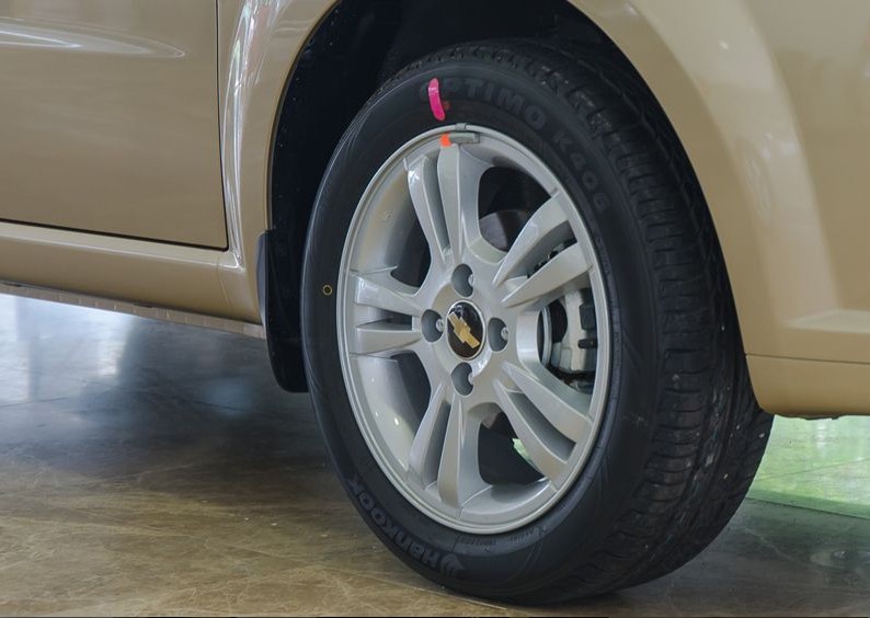 Đánh giá xe Chevrolet Aveo 2017: Bộ mâm hợp kim nhôm đúc 5 chấu kép kích thước 15 inch 1