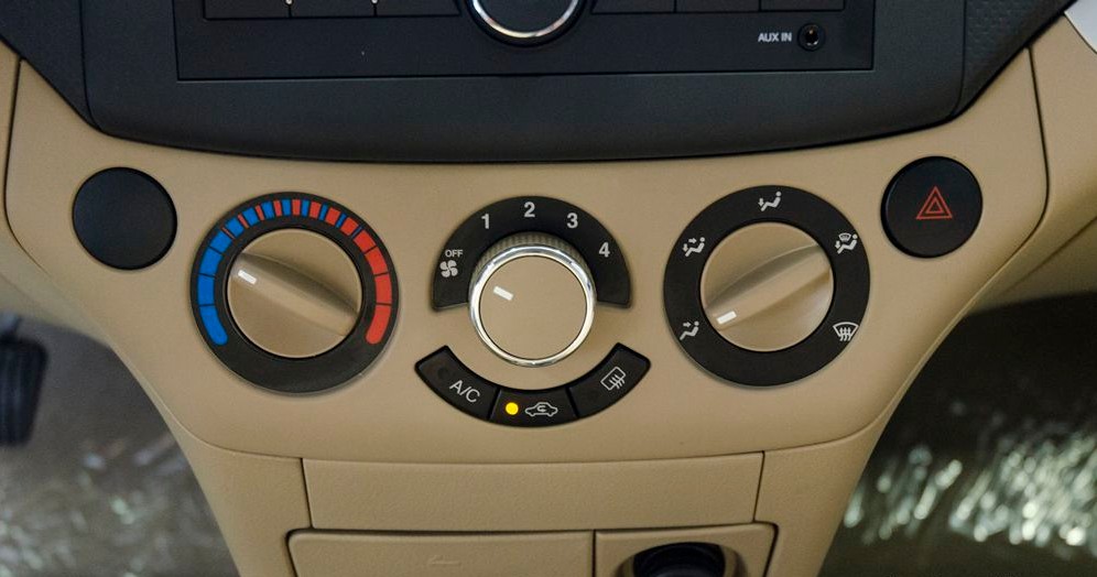 Đánh giá xe Chevrolet Aveo 2017: Cụm 3 phím điều khiển hệ thống điều hòa bố trí gọn gàng ở chính giữa 1