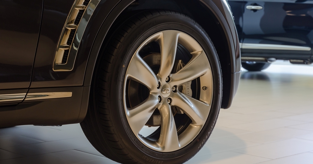 Đánh giá xe Infiniti QX70 2017: La-zăng hợp kim đúc kích thước 21 inch với thiết kế 6 chấu đơn khỏe khoắn.