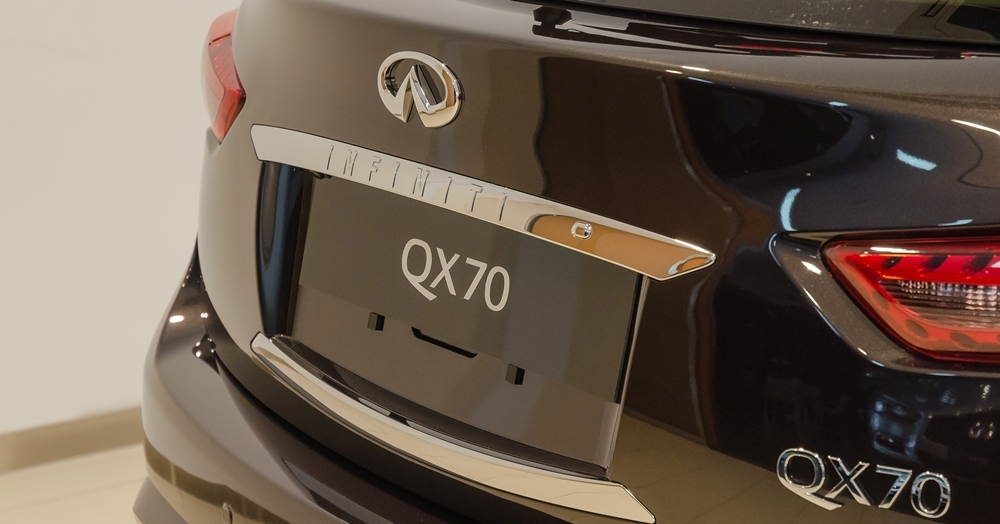 Đánh giá xe Infiniti QX70 2017: Logo Infiniti nổi bật ở vị trí trung tâm.