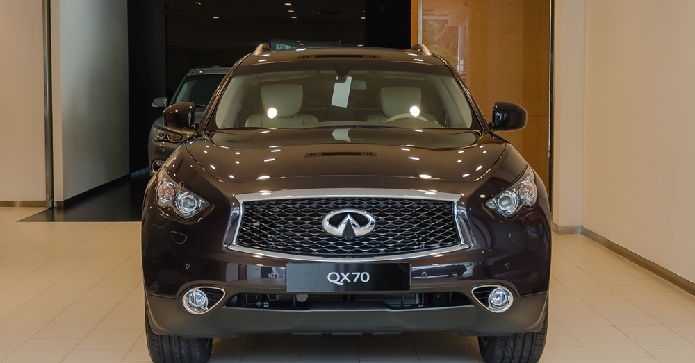 Đánh giá xe Infiniti QX70 2017: Thiết kế đầu xe đặc trưng của gia đình Infiniti.