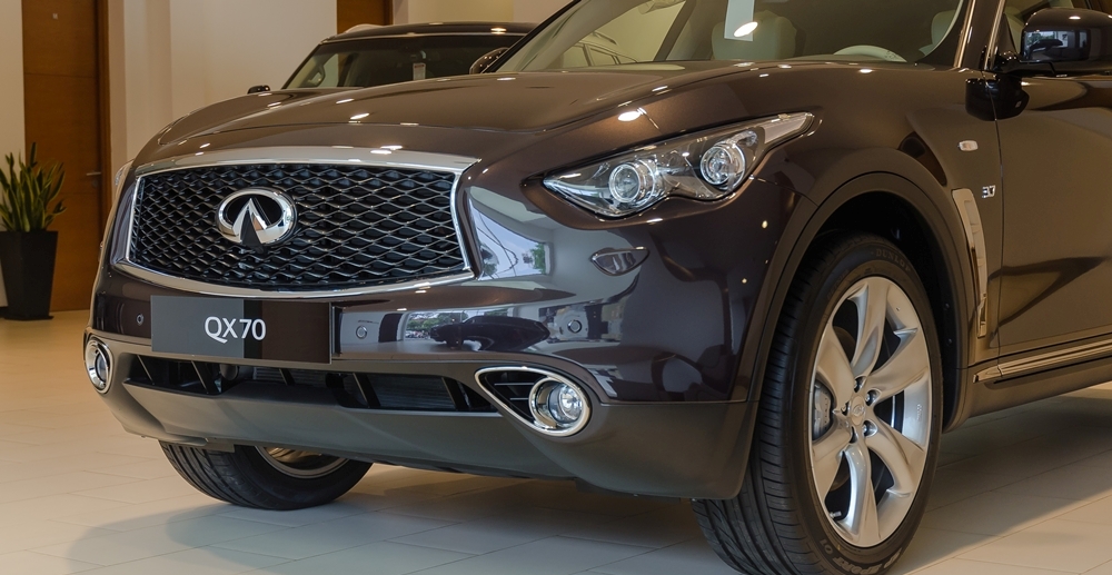 Đánh giá xe Infiniti QX70 2017: Cụm lưới tản nhiệt tạo hình tổ ong viền mạ crom đầy lịch lãm, sang trọng a1