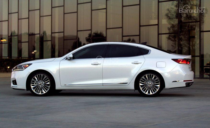 Đánh giá xe Kia Cadenza 2017: Thân xe có thiết kế cụp xuống phía dưới.