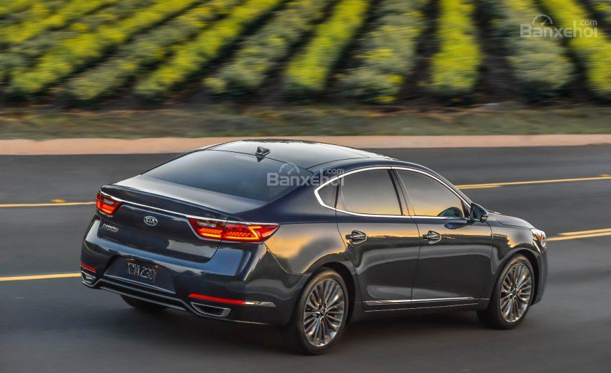 Đánh giá xe Kia Cadenza 2017: Thiết kế đuôi xe cụp.