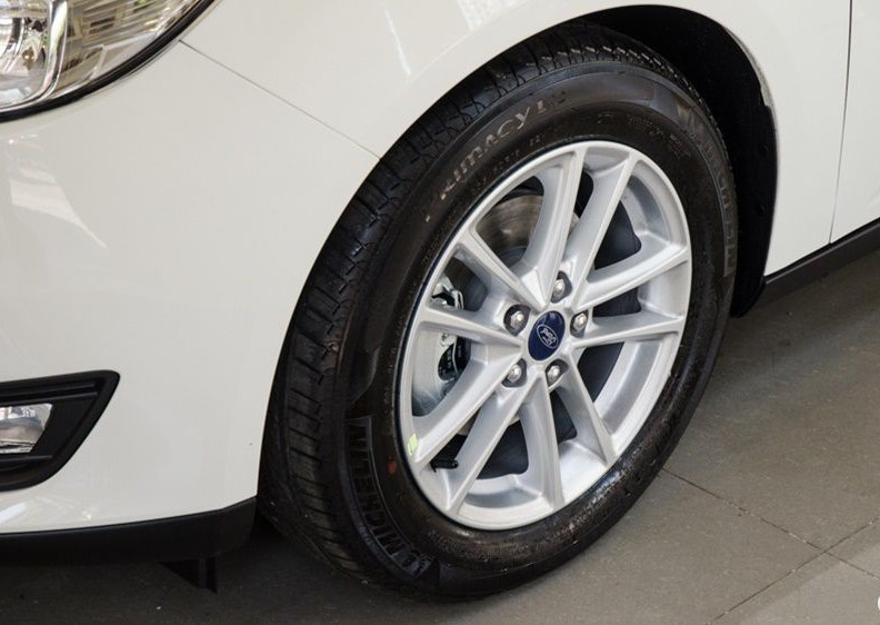 Đánh giá xe Ford Focus 2017: Bộ la-zăng hợp kim kích thước 17 inch 5 chấu kép 1  1