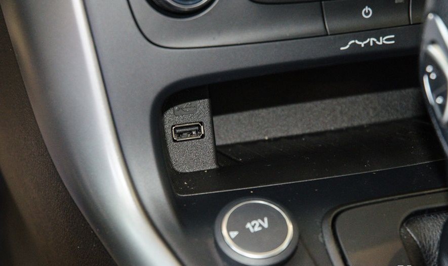Đánh giá xe Ford Focus 2017: Cổng sạc USB và ổ cắm điện 12 v 1