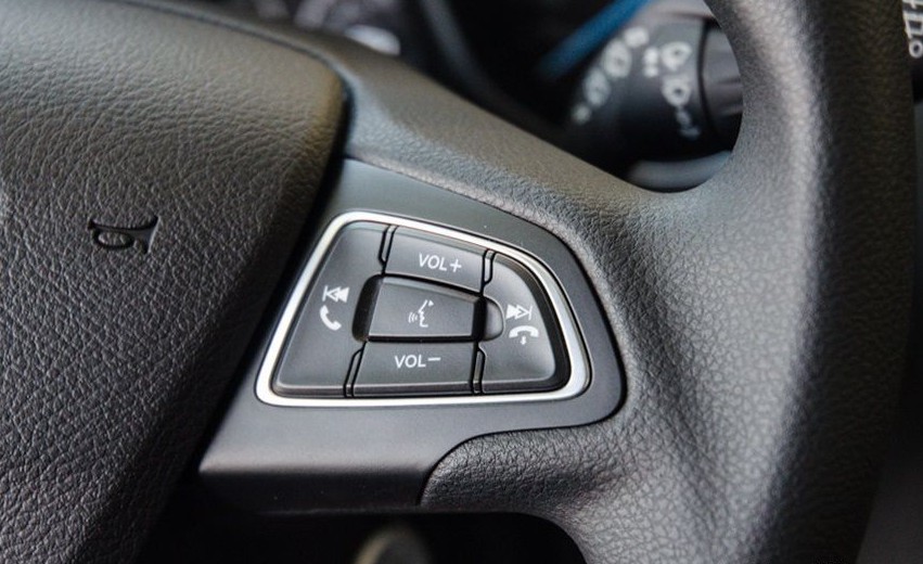 Đánh giá xe Ford Focus 2017: Các nút điều chỉnh âm thanh/đàm thoại rảnh tay 1