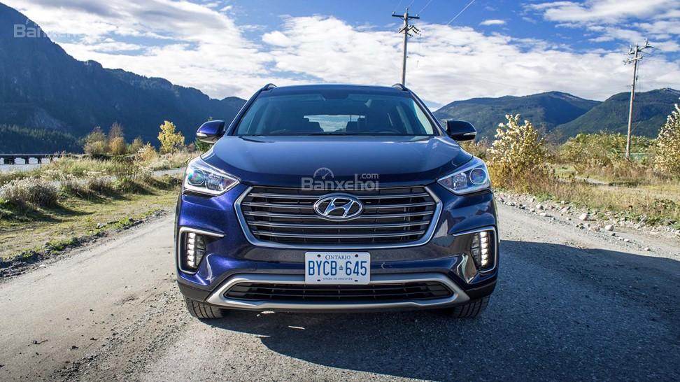 Hyundai Santa Fe 2017 gây ấn tượng với khung lưới tản nhiệt mạ crom cỡ lớn.