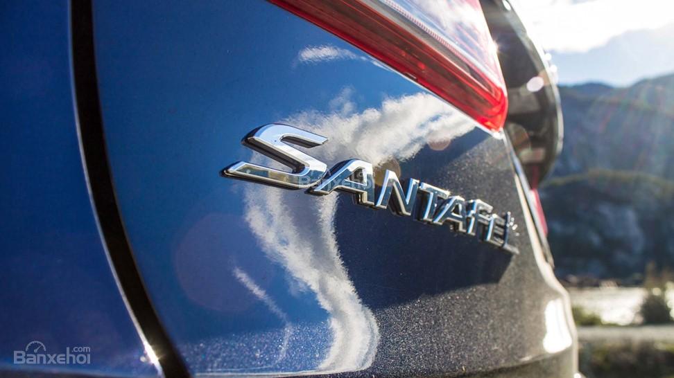 Hyundai Santa Fe 2017 với thiết kế đuôi xe khá chắc chắn.