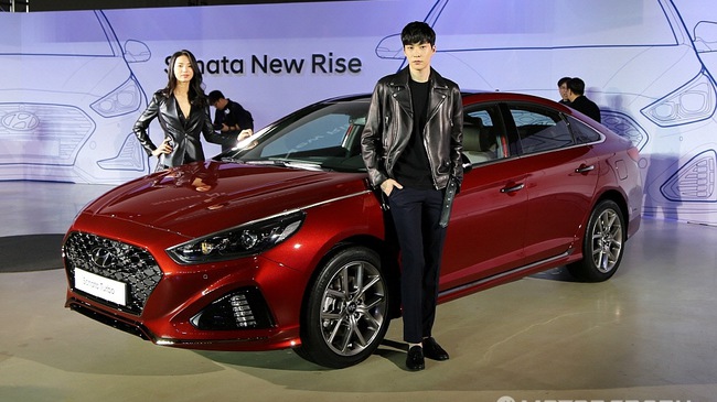 "Soi" sedan cỡ trung Hyundai Sonata 2018 ngoài đời thực 1