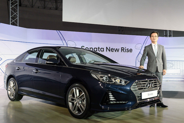 "Soi" sedan cỡ trung Hyundai Sonata 2018 ngoài đời thực 012
