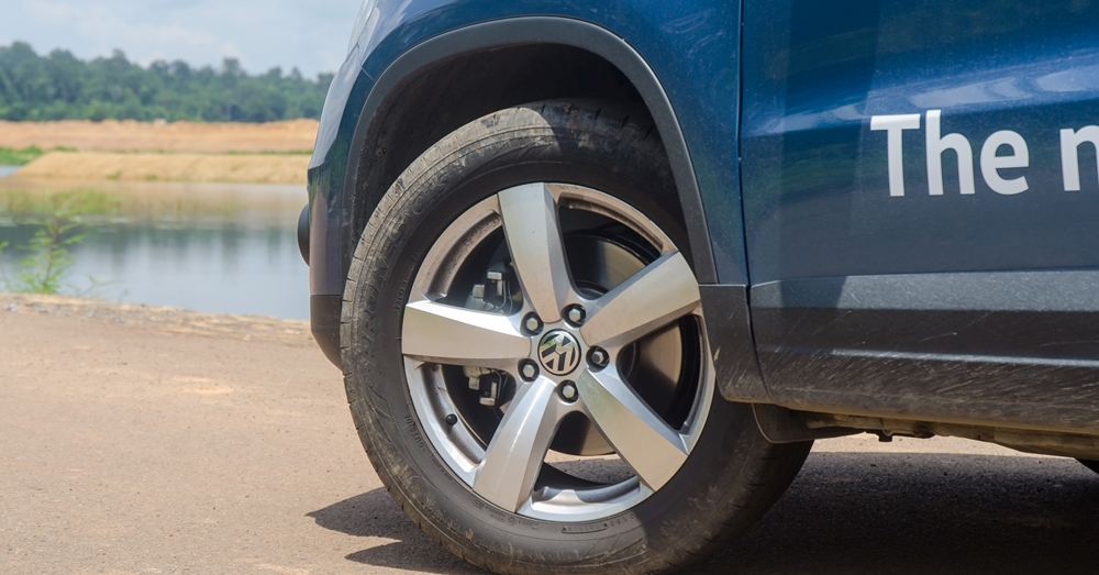 Đánh giá xe Volkswagen Tiguan 2016: La-zăng hợp kim 5 chấu 17 inch.