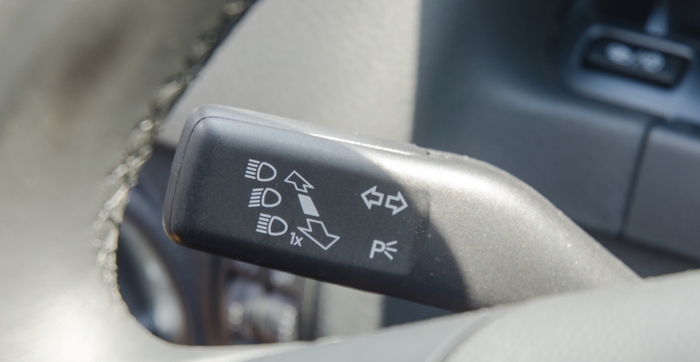 Đánh giá xe Volkswagen Tiguan 2016: Vô-lăng 3 chấu phong cách thể thao tích hợp các nút điều khiển chức năng a4