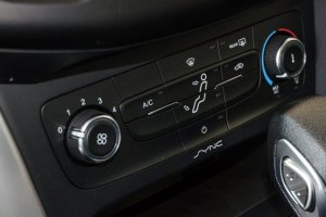 Đánh giá xe Ford Focus 2017: Nút bấm điều khiển.