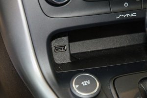 Đánh giá xe Ford Focus 2017: Cổng sạc USB.