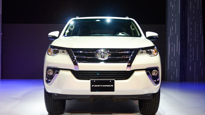 So sánh đầu xe Toyota Fortuner 2017 và Mitsubishi Pajero Sport 2017.