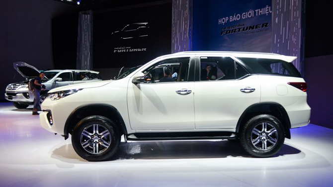 So sánh thân xe Toyota Fortuner 2017 và Ford Everest 2016.