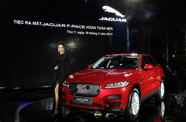 Jaguar F-Pace chốt giá từ 3,595 tỷ đồng cho khách hàng Việt.
