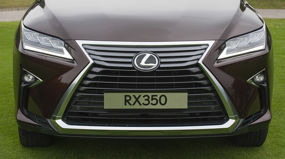 Lexus RX sở hữu thiết kế mềm mại đặc trưng, đi kèm vô số công nghệ hiện đại 3