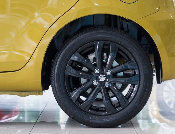 Đánh giá xe Suzuki Swift 2017: Bộ mâm 16-inch thể thao này đi kèm với bộ lốp Bridgestone Turanza 185/55 1