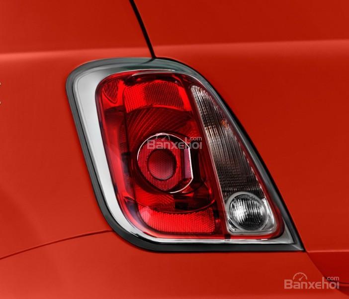 Đánh giá xe Fiat 500e 2017: Đèn hậu có thiết kế vuông.