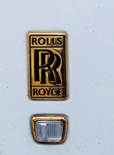 2 logo Rolls-Royce gắn 2 bên sườn xe được mạ vàng 2 logo Rolls-Royce gắn 2 bên sườn xe được mạ vàng.