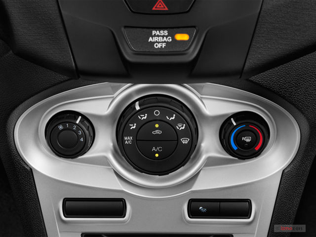 Đánh giá xe Ford Fiesta 2016: Hệ thống điều hòa 1
