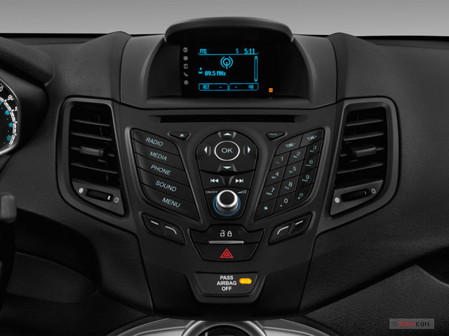 Đánh giá xe Ford Fiesta 2016: Hệ thống thông tin giải trí 1