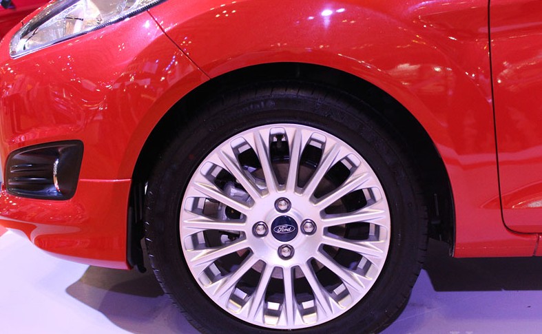 Đánh giá xe Ford Fiesta 2016: La-zăng hợp kim 1