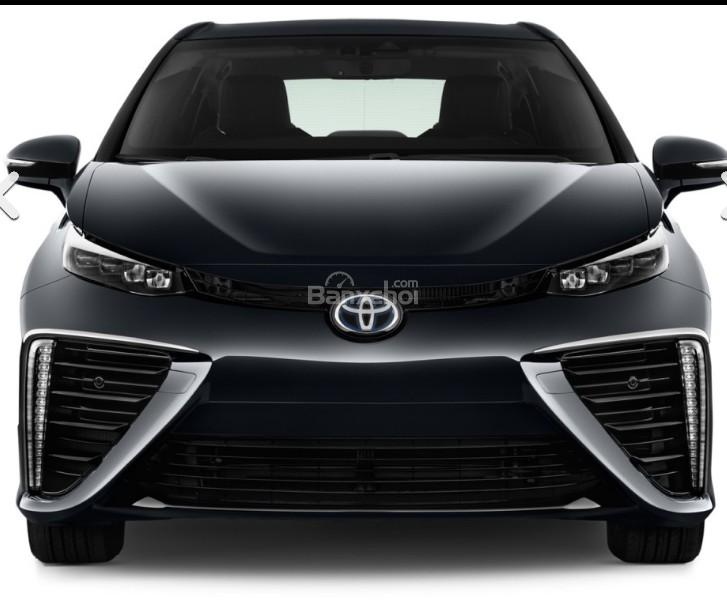 Đánh giá xe Toyota Mirai 2017: Đầu xe với nhiều nét đặc trưng của hãng.