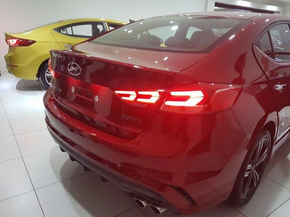 Hyundai Elantra lấp ló tại đại lý Malaysia, chuẩn bị ra mắt 3
