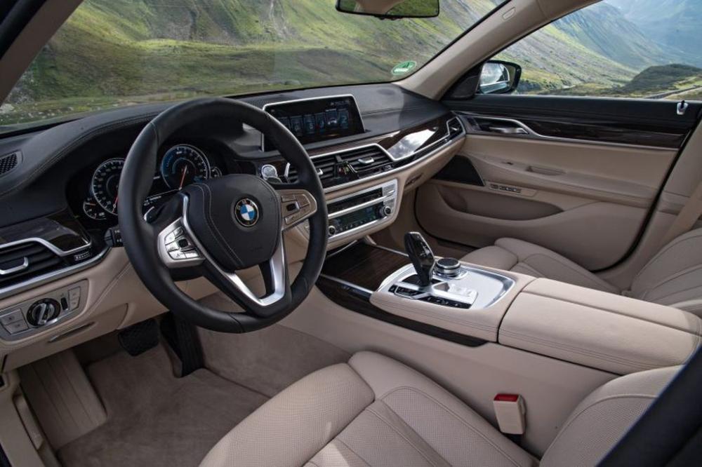 Nội thất quý tộc của BMW 740Le iPerformance.
