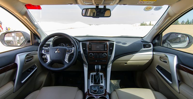 Khoang nội thất Mitsubishi Pajero Sport 2017 hiện đại hơn, tiện nghi hơn.