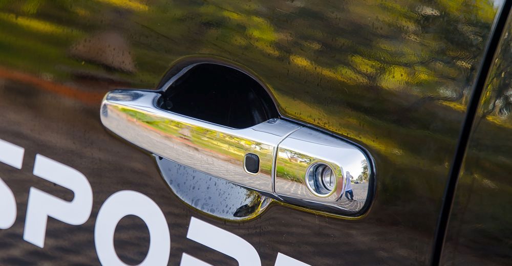 Đánh giá xe Mitsubishi Pajero Sport 2017: Tay nắm cửa mạ crom sáng bóng.