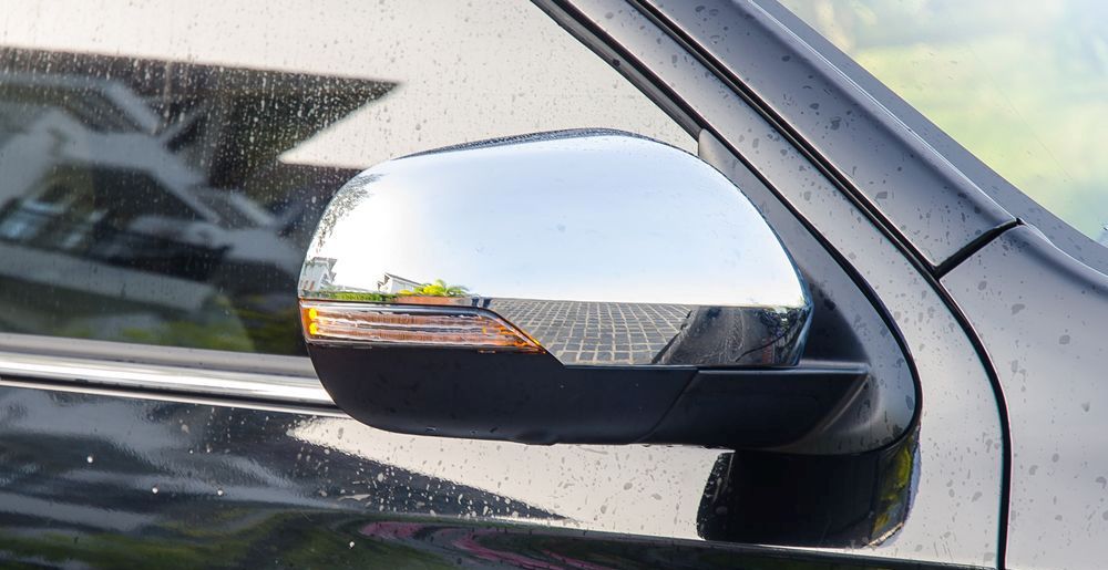 Đánh giá xe Mitsubishi Pajero Sport 2017: Gương chiếu hậu chỉnh gập điện tích hợp đèn báo rẽ.