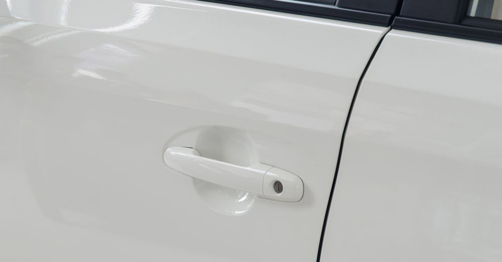 Đánh giá xe Toyota Vios 2017 có tay nắm cửa sơn đồng màu với thân xe.