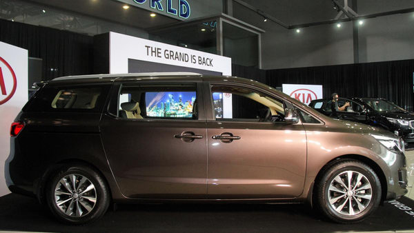 Kia Sedona 2017 bán ra tại Malaysia, giá 792 triệu đồng 2