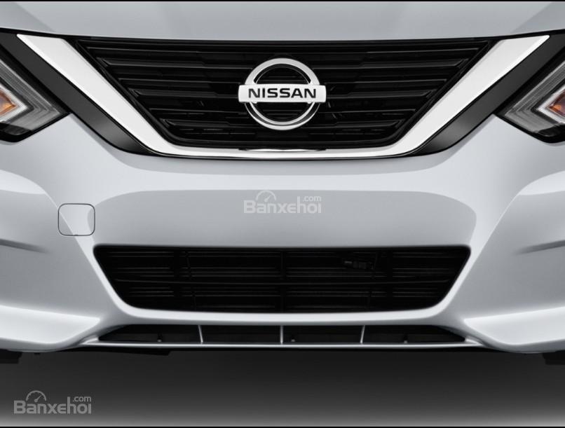 Đánh giá xe Nissan Altima 2017: Lưới tản nhiệt hình thang.