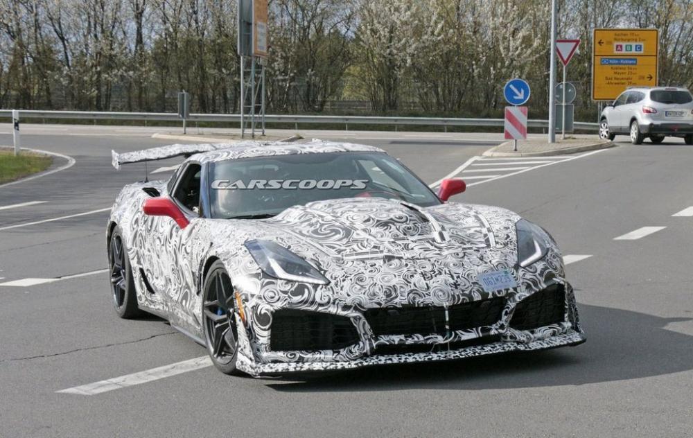 Chevrolet Corvette ZR1 2018 bị phát hiện chạy thử với ống xả kì quặc khó đỡ.