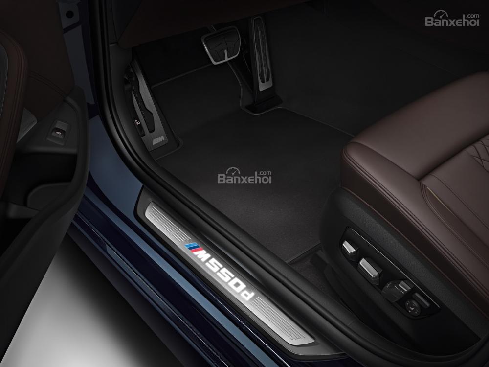 Khoang nội thất đậm chất thể thao của BMW M550d 2018 a3