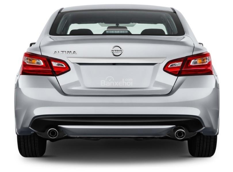 Đánh giá xe Nissan Altima 2017: Đuôi xe có hình dáng hơi vuông.