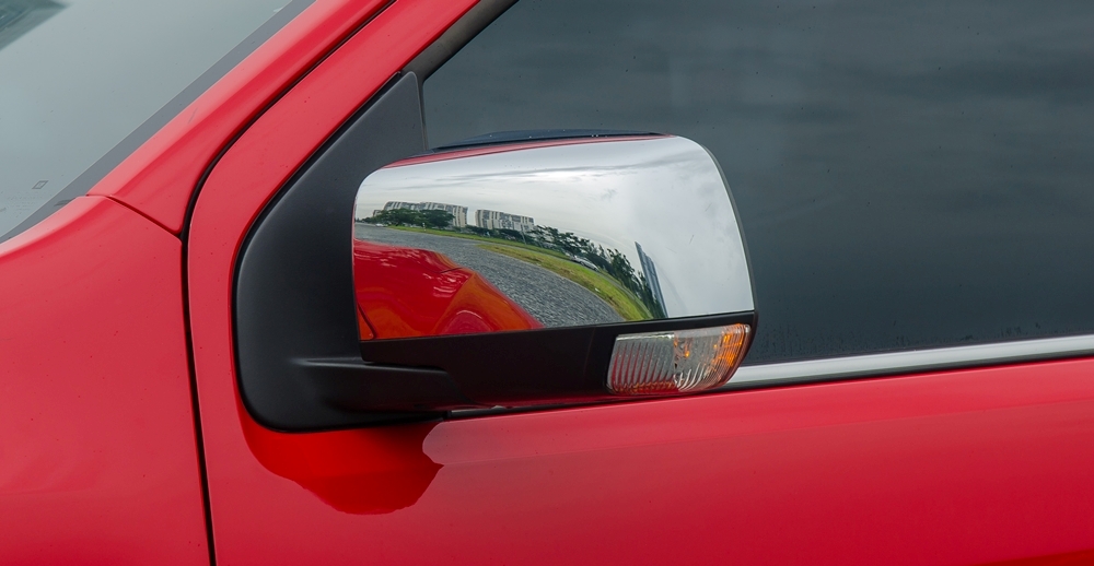 Đánh giá xe Chevrolet Colorado 2017: Gương chiếu hậu chỉnh điện tích hợp đèn xi-nhan.