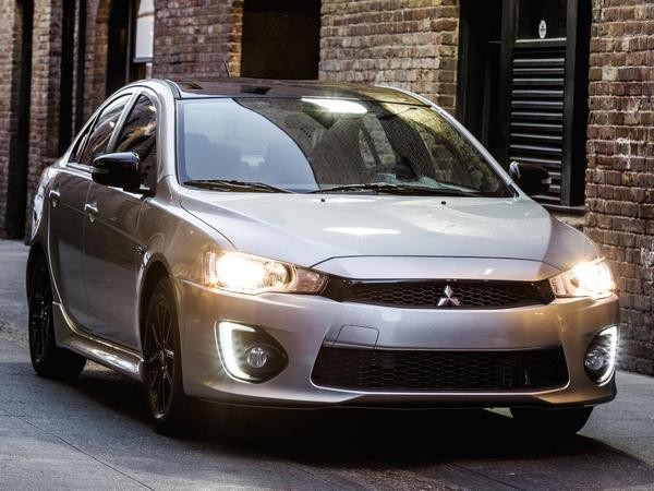 Mitsubishi Lancer thêm phiên bản đặc biệt.