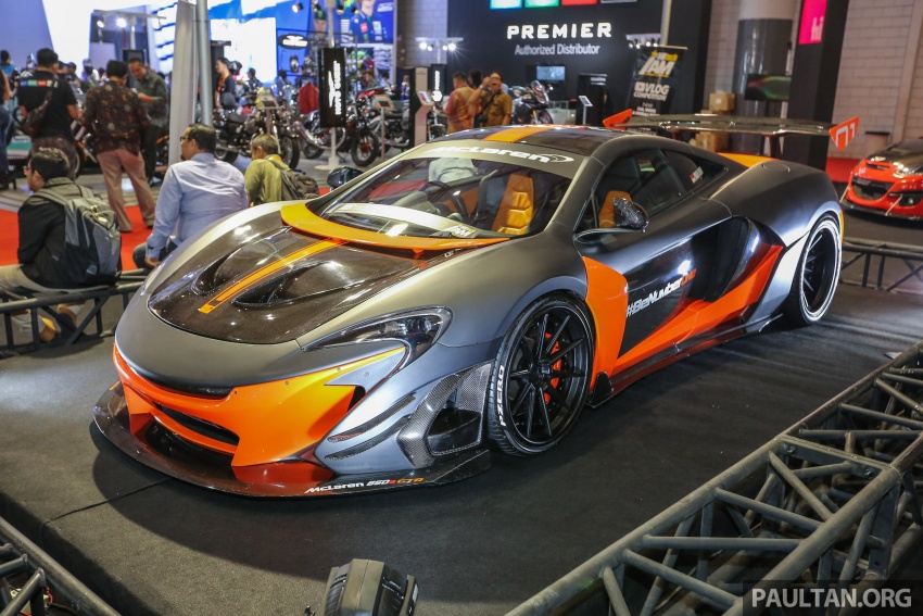 Siêu xe McLaren 650S GTR trong lớp sơn đen nhám kết hợp với vàng/cam bóng.