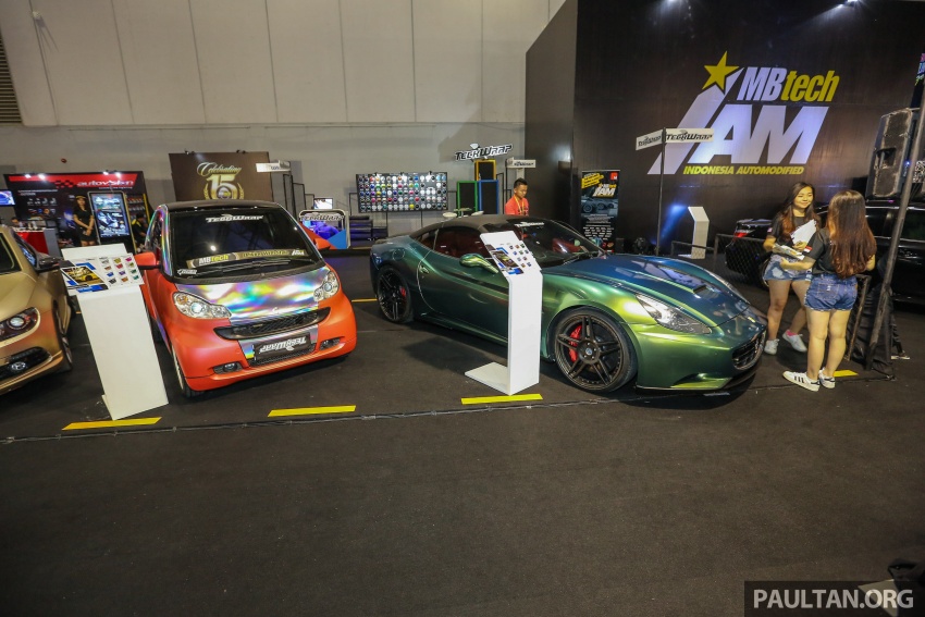 Siêu xe Ferrari California đứng cạnh mẫu xe đô thị siêu bé Smart Fortwo.