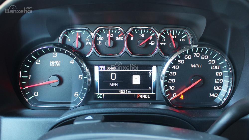 Đánh giá xe Chevrolet Silverado 1500 2017 về bảng đồng hồ lái a1
